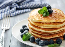You can have breakfast following a kefir diet with delicious diet pancakes